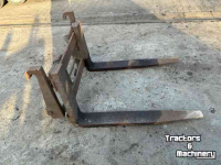 Front-end loader bucket / Front loader bucket  Voorlader bak en palletvorken