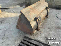 Front-end loader bucket / Front loader bucket  Voorlader bak en palletvorken