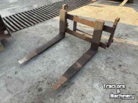 Front-end loader bucket / Front loader bucket  Voorlader bak en palletvorken