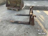 Front-end loader bucket / Front loader bucket  Voorlader bak en palletvorken
