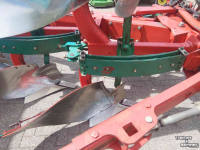 Ploughs Kverneland EG 85 4 schaar ploeg met Packomat vorenpakker