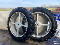 Wheels, Tyres, Rims & Dual spacers Continental 320/90R32 en 340/85R48