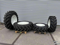 Wheels, Tyres, Rims & Dual spacers BKT Set Bkt Agrimax banden 420/85R34 en 340/85R24 gemonteerd op verstelbare velgen