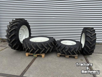 Wheels, Tyres, Rims & Dual spacers BKT Set Bkt Agrimax banden 420/85R34 en 340/85R24 gemonteerd op verstelbare velgen