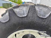 Wheels, Tyres, Rims & Dual spacers BKT Set Bkt Agrimax banden 420/85R34 en 340/85R24 gemonteerd op verstelbare velgen