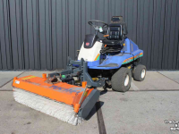 Tool carrier Iseki SF230FH (SF230 II) frontmaaier zonder maaidek met Tuchel Simplex 120 veegmachine rolbezem