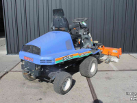 Tool carrier Iseki SF230FH (SF230 II) frontmaaier zonder maaidek met Tuchel Simplex 120 veegmachine rolbezem