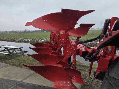 Ploughs  4 schaar vario ploeg