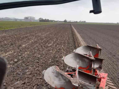 Ploughs  4 schaar vario ploeg