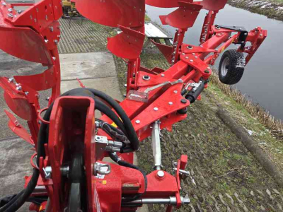 Ploughs  4 schaar vario ploeg