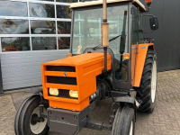 Tractor Renault 551