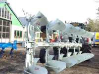 Deep subsoiler Kramer ERMO KLEIPLOEG 5 + 1 on land in de veur
