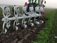 Deep subsoiler Kramer ERMO KLEIPLOEG 5 + 1 on land in de veur