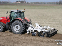 Deep subsoiler Kramer ERMO KLEIPLOEG 5 + 1 on land in de veur