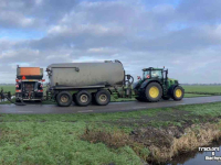 Hooked-arm carrier Joskin Cargo chassis met tank en Drakkar bak