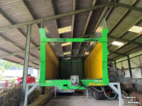 Hooked-arm carrier Joskin Cargo chassis met tank en Drakkar bak