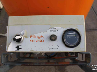 Sawdust spreader for boxes Flingk SE250 elektrische zaagselstrooier boxenstrooier instrooimachine