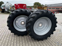 Wheels, Tyres, Rims & Dual spacers BKT Set BKT banden op velgen 600/65x38
