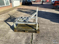 Diverse used spare-parts  3-PUNTS BOK / FRAME VOOR VERDRINGERPOMP