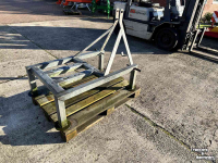 Diverse used spare-parts  3-PUNTS BOK / FRAME VOOR VERDRINGERPOMP