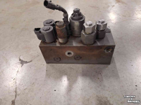 Used parts for tractors Massey Ferguson Ventielenblok voorasvering Dana
