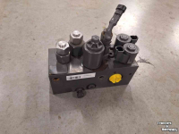 Used parts for tractors Massey Ferguson Ventielenblok voorasvering Dana