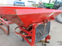 Fertilizer spreader Lely L 700 liter kunstmeststrooier zoutstrooier zandstrooier enkele strooischijf
