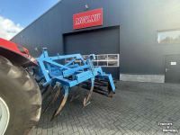 Cultivator  Vaste tand cultivator met kooirol