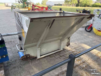 Sawdust spreader for boxes Shelbourne cb 150 met weidemann boxenstrooier