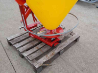 Fertilizer spreader  Jarmet kunstmeststrooiers 200ltr , 300 ltr,& 400 Zowel gedragen als getrokken uitvoeringen !!!