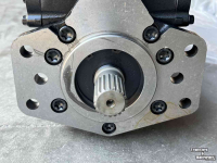 Skidsteer New Holland Hydrostatic pump for CNH skid steer loader SAUER DANFOSS Model: M91-46153 Parts nr: 87043497