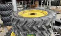 Wheels, Tyres, Rims & Dual spacers BKT 320/85R36 Agrimax RT855 op Vaste Velg