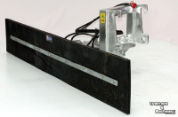 Rubber yard scraper Qmac 210 HYDR MET GIANT AANSLUITING