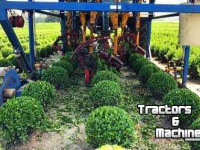 Selfpropelled pruning platform Lommers Rond snoeimachine met Fiat 80-66 en kluitensteekmachine