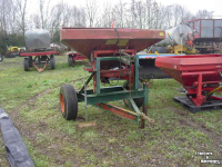 Fertilizer spreader Lely Kunstmest strooier op onderstel