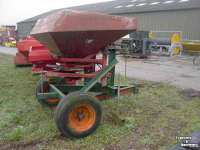 Fertilizer spreader Lely Kunstmest strooier op onderstel