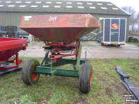 Fertilizer spreader Lely Kunstmest strooier op onderstel