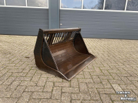 Skeleton buckets Giant Puinbak