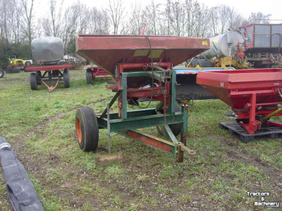Fertilizer spreader Lely Kunstmest strooier op onderstel