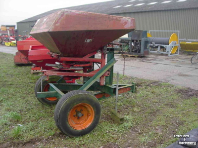 Fertilizer spreader Lely Kunstmest strooier op onderstel