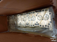 Diverse new spare-parts Cummins nieuwe cilinder koppen 4 en 6 cil