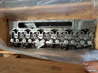 Diverse new spare-parts Cummins nieuwe cilinder koppen 4 en 6 cil