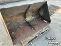 Front-end loader bucket / Front loader bucket  Voorlader bak en palletvorken