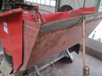 Sawdust spreader for boxes AG zaagselstrooier trekker