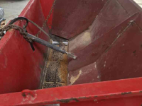 Sawdust spreader for boxes AG zaagselstrooier trekker