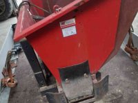 Sawdust spreader for boxes AG zaagselstrooier trekker