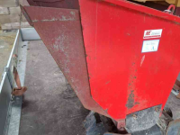 Sawdust spreader for boxes AG zaagselstrooier trekker