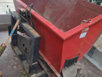 Sawdust spreader for boxes AG zaagselstrooier trekker