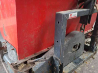 Sawdust spreader for boxes AG zaagselstrooier trekker