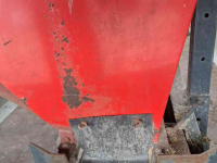 Sawdust spreader for boxes AG zaagselstrooier trekker